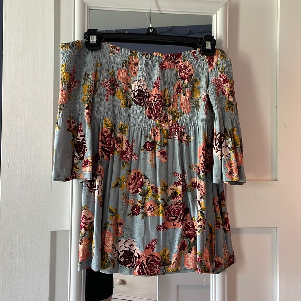 Super cute floral top!